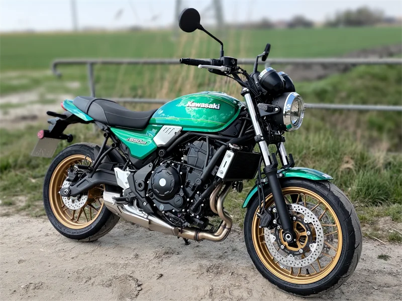 Kawasaki Z 650 RS in grün