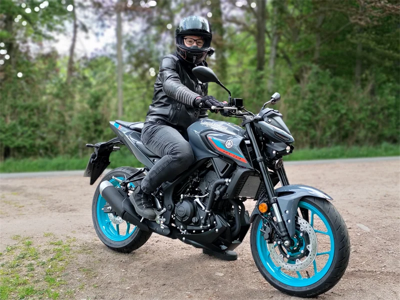 Tanja auf der Yamaha MT-03