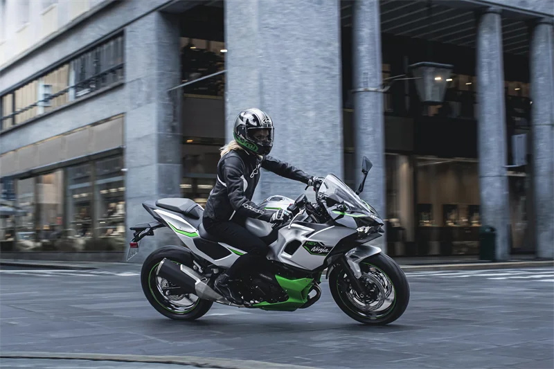 Kawasaki startet Hybrid-Roadshow bei 17 Louis-Filialen