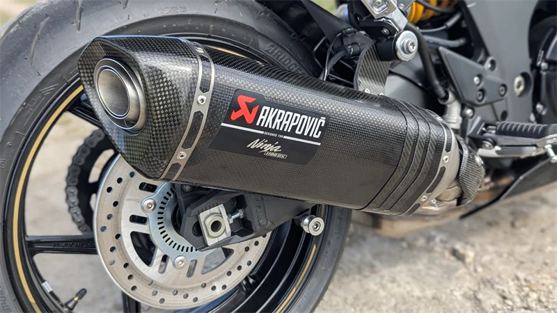 Der Akrapovic Endschalldämpfer ist Teil des Performance-Pakets.