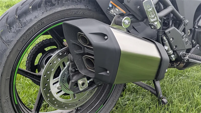 Serien Endschalldämpfer. Etwas klobig, klingt aber gut!