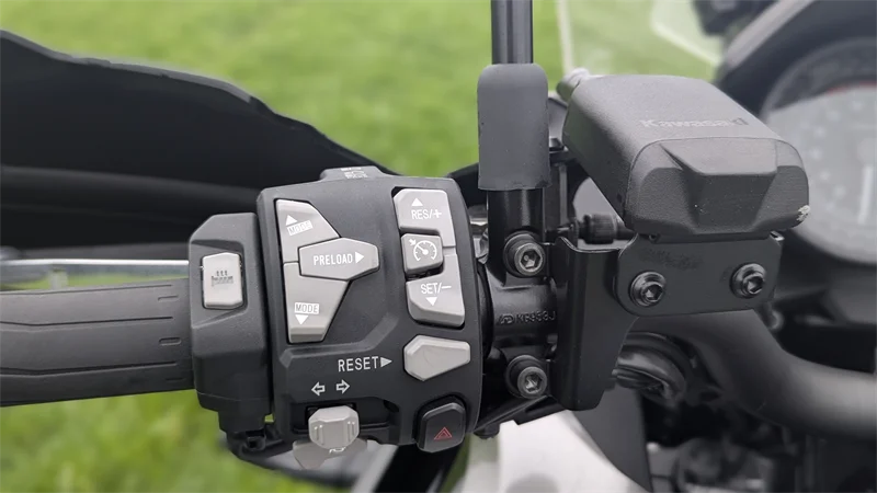 Bedienung dank vieler Taster logisch und gut.