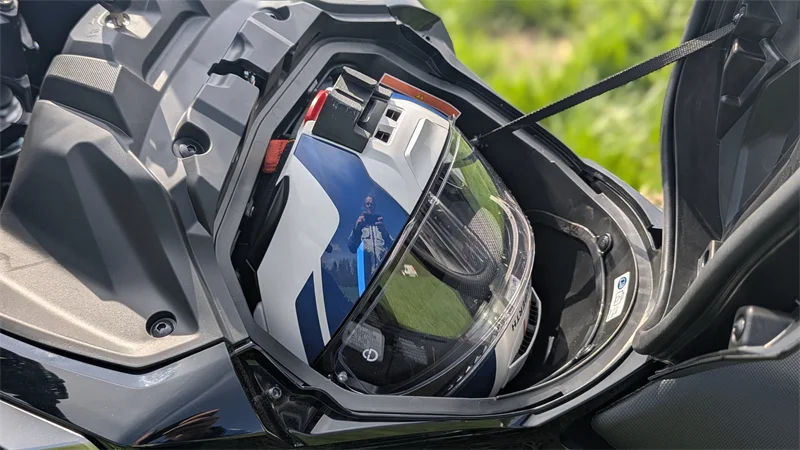 Staufach für Helm & Co.