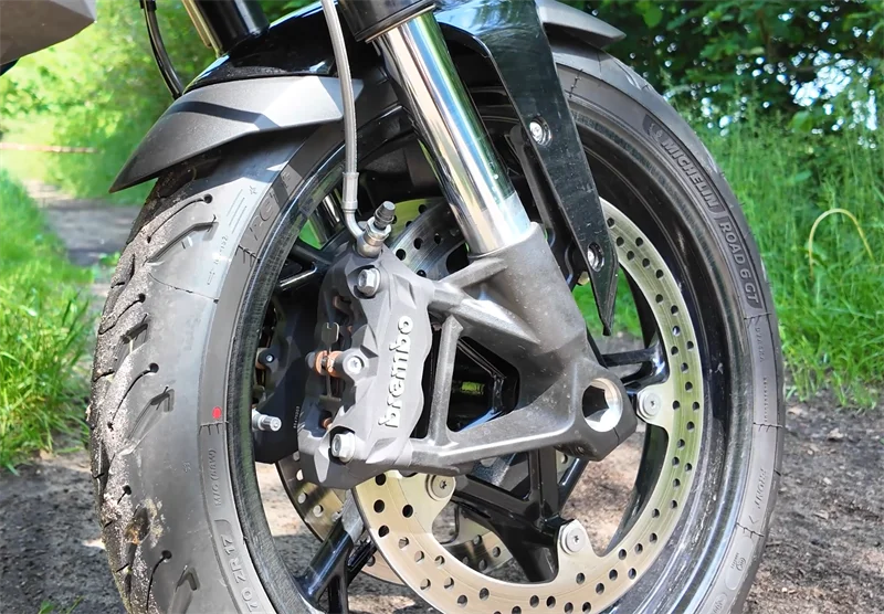 Brembos vorne. Bissig, gut dosierbar, wenig Handkraft nötig.