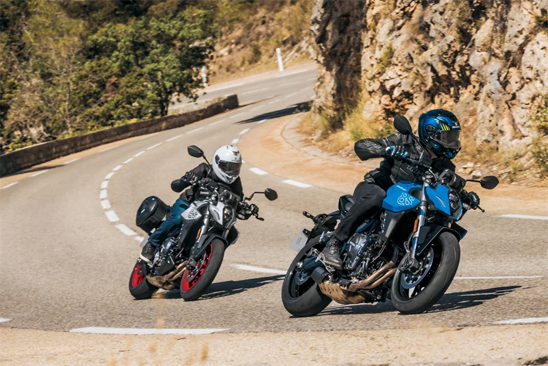 Suzuki GSX-8S und V-Strom 800DE gewinnen Vergleichstests in der Motorrad-Mittelklasse