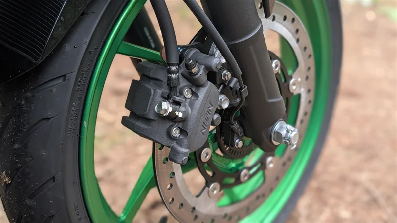 Bremsen vorne: Einzelscheibe mit 4-Kolben-Festsattel von Nissin