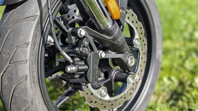 Nissin Bremsanlage mit 2-Kolben Schwimmsätteln auf 298er Doppelscheiben