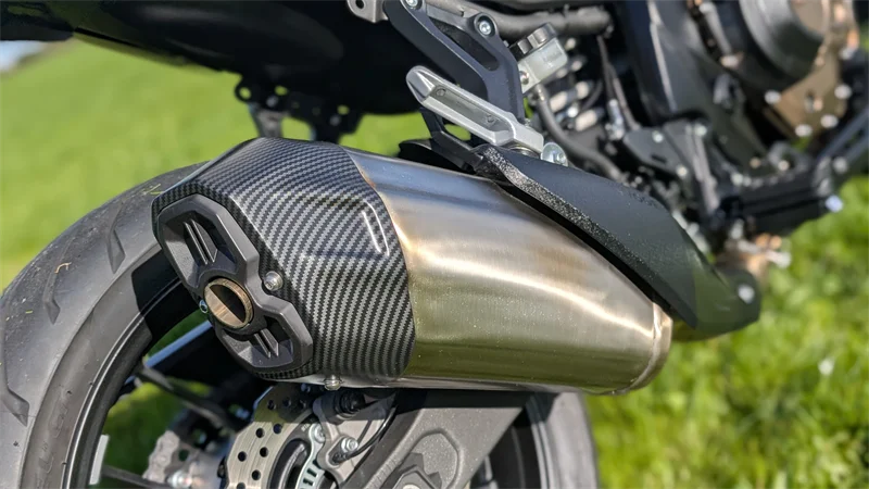 Schöner Endschalldämpfer mit Carbon-Kappe und schönen Sound