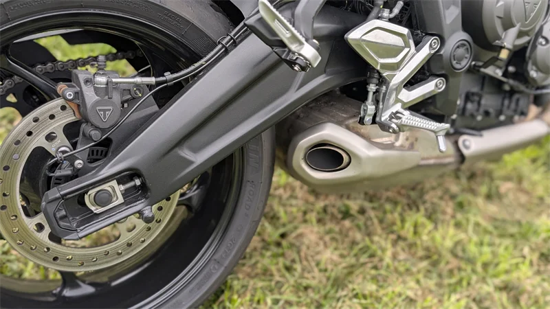 Underfloor-Endschalldämpfer mit typischem Triple-Sound