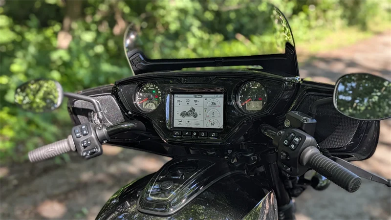 Fast wie im Auto: Stereo-Anlage und breites "Armaturenbrett".