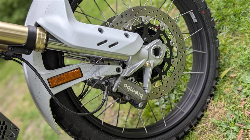 Bremsen von Brembo - sogar mit radialer Bremspumpe. Bremst super.