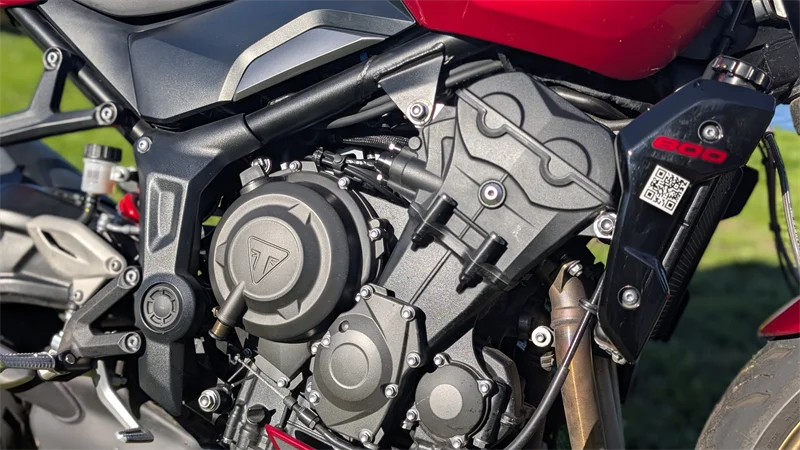 3-Zylinder mit reichlich 115 PS und 84 Nm Drehmoment - fühlt sich aber nach mehr an.